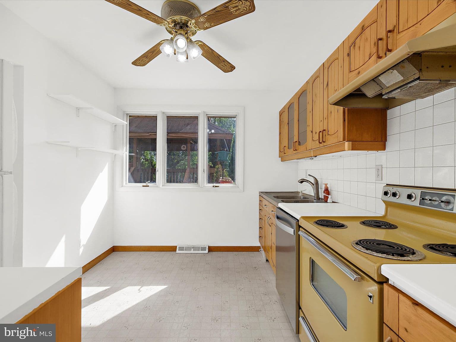 Kitchen Cabinets and Appliances